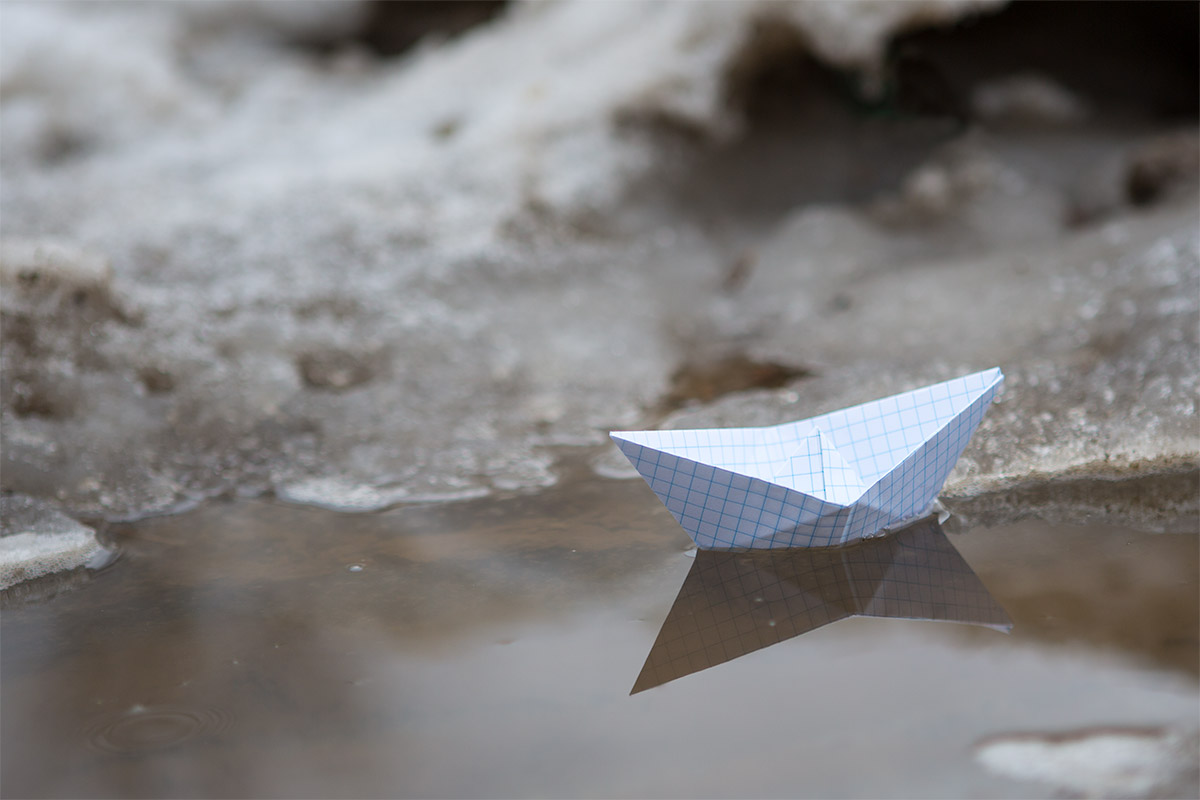 Кораблик из бумаги я по ручью пустил. Бумажный кораблик. Бумажный кораблик в ручейке. Бумажный кораблик в ручье. Бумажный кораблик плывет.